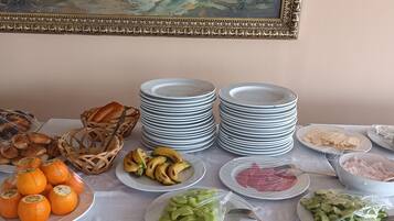 Ein reichhaltiges Buffet mit Obst, Gemüse und Brot.