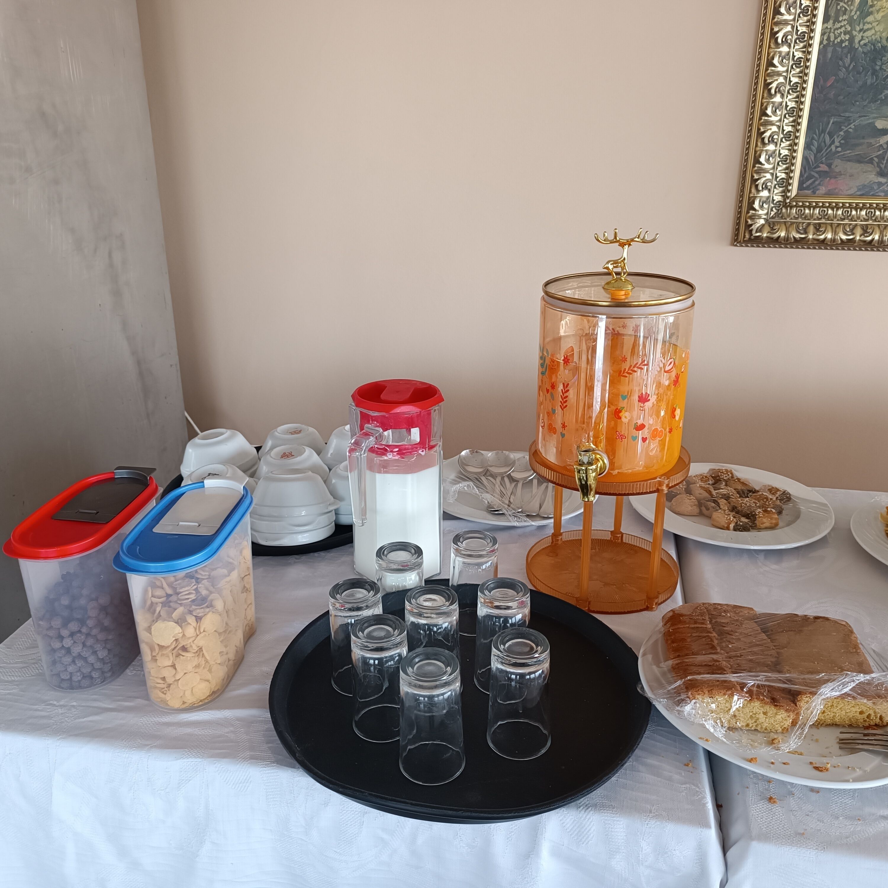 breakfast, lunch served; international cuisine, al fresco dining