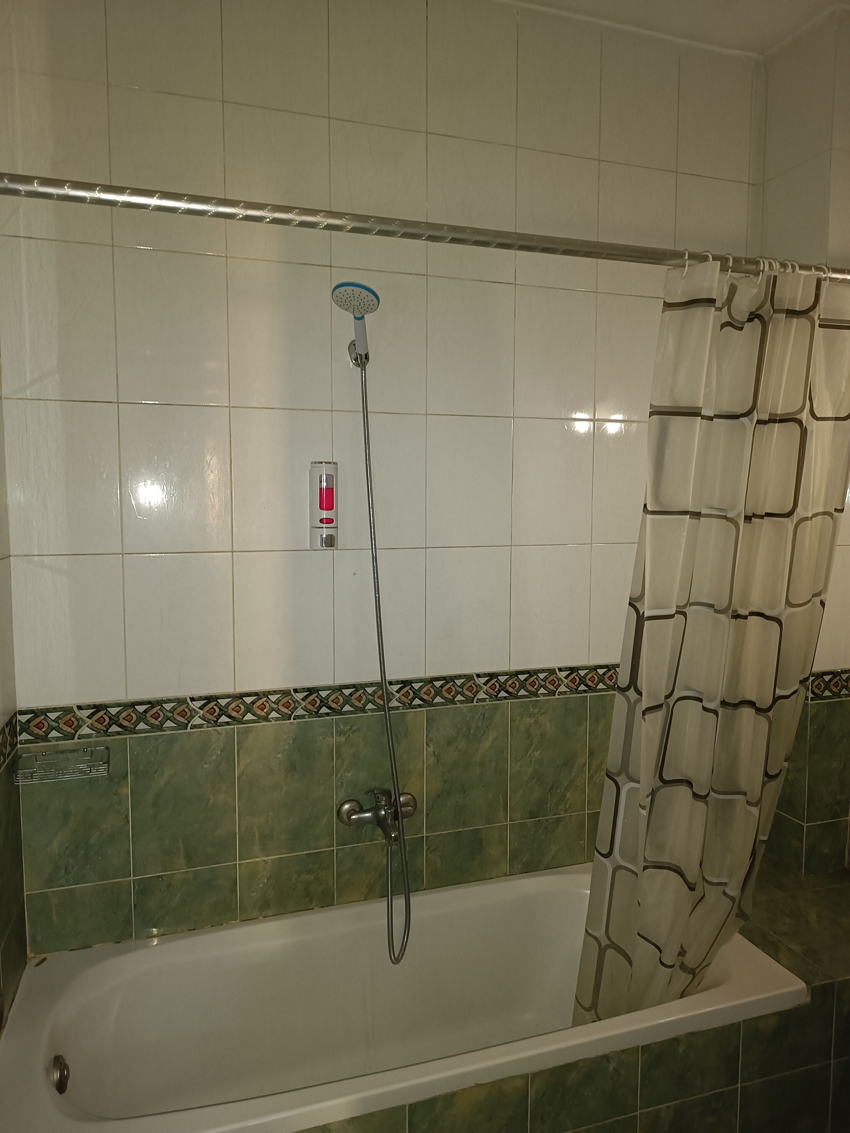 standard triple room, city view | bathroom | combined shower/bathtub, free toiletries, hair dryer, towels