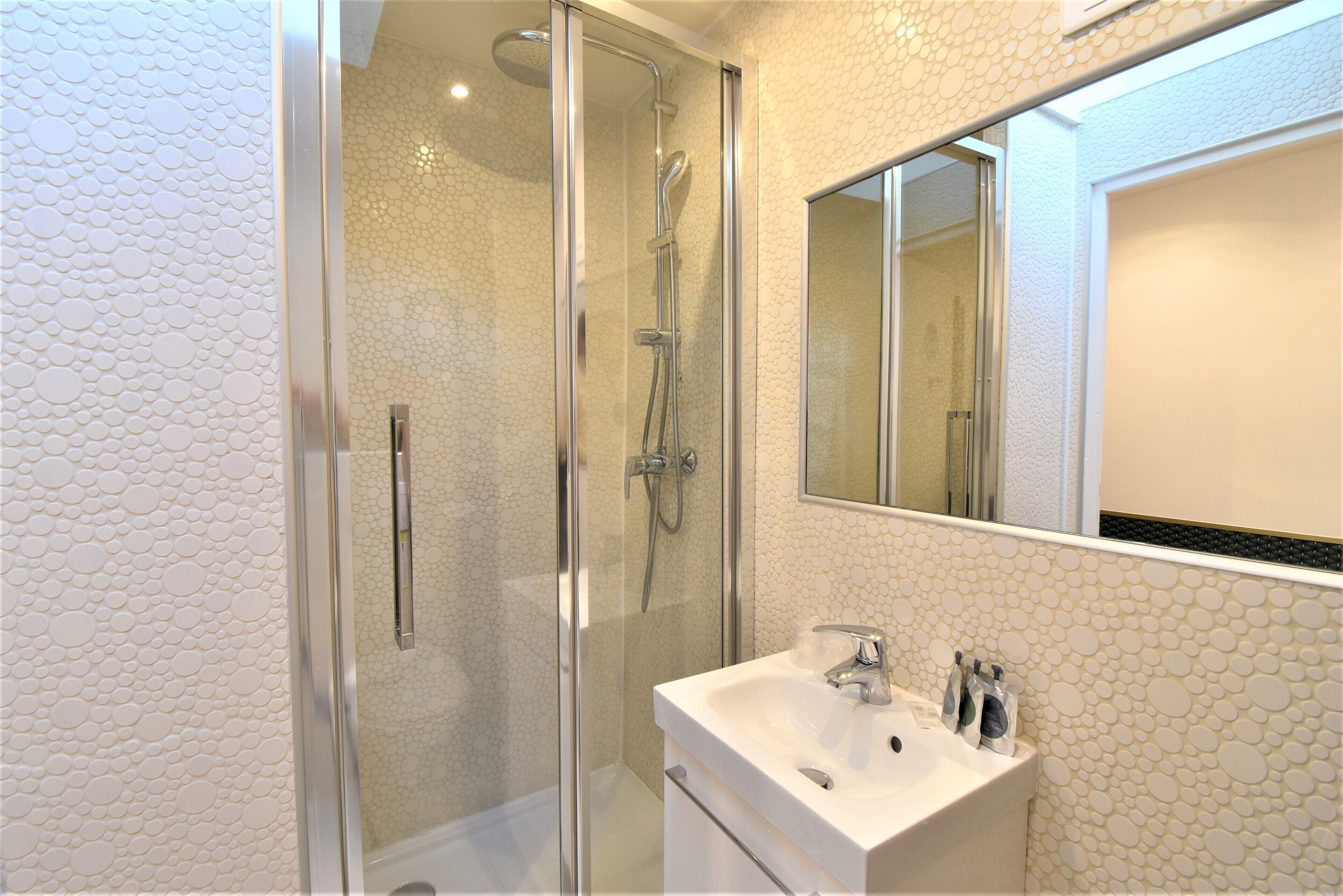 shower, hair dryer, towels, shampoo