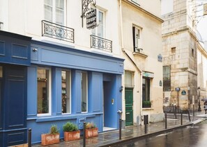 A blue building with a sign reading "hotel Bonne Nouvelle." - Hôtel Bonne Nouvelle Paris (Paris)