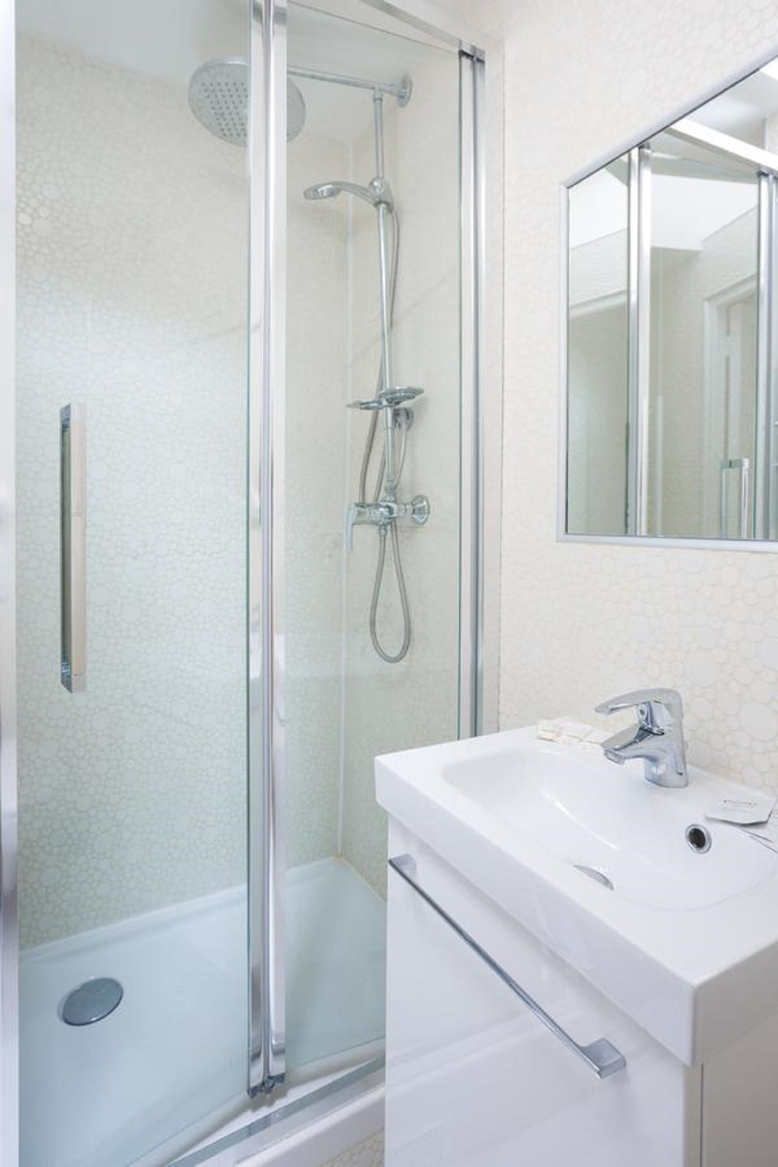 shower, hair dryer, towels, shampoo