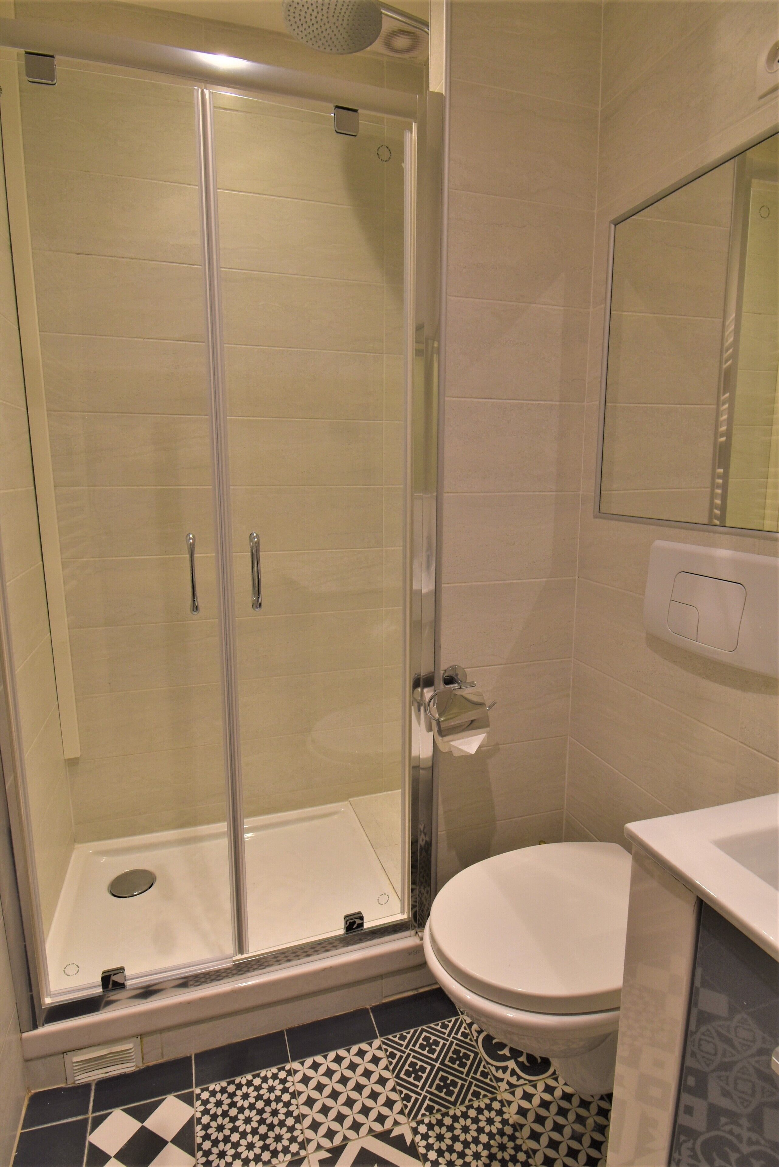 shower, hair dryer, towels, shampoo