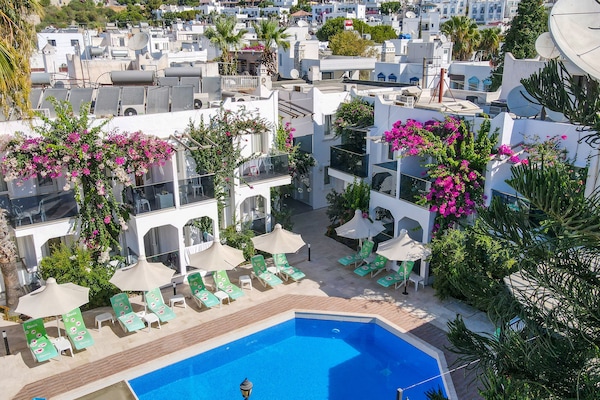 2 outdoor pools, pool umbrellas