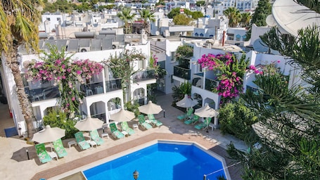 2 outdoor pools, pool umbrellas