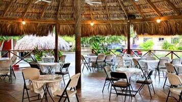 Petit-déjeuner, déjeuner et dßner servis sur place, vue sur la mer