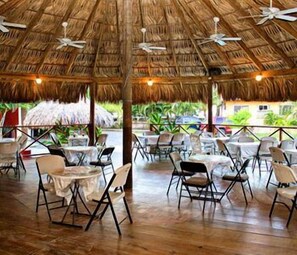 Petit-déjeuner, déjeuner et dîner servis sur place, vue sur la mer