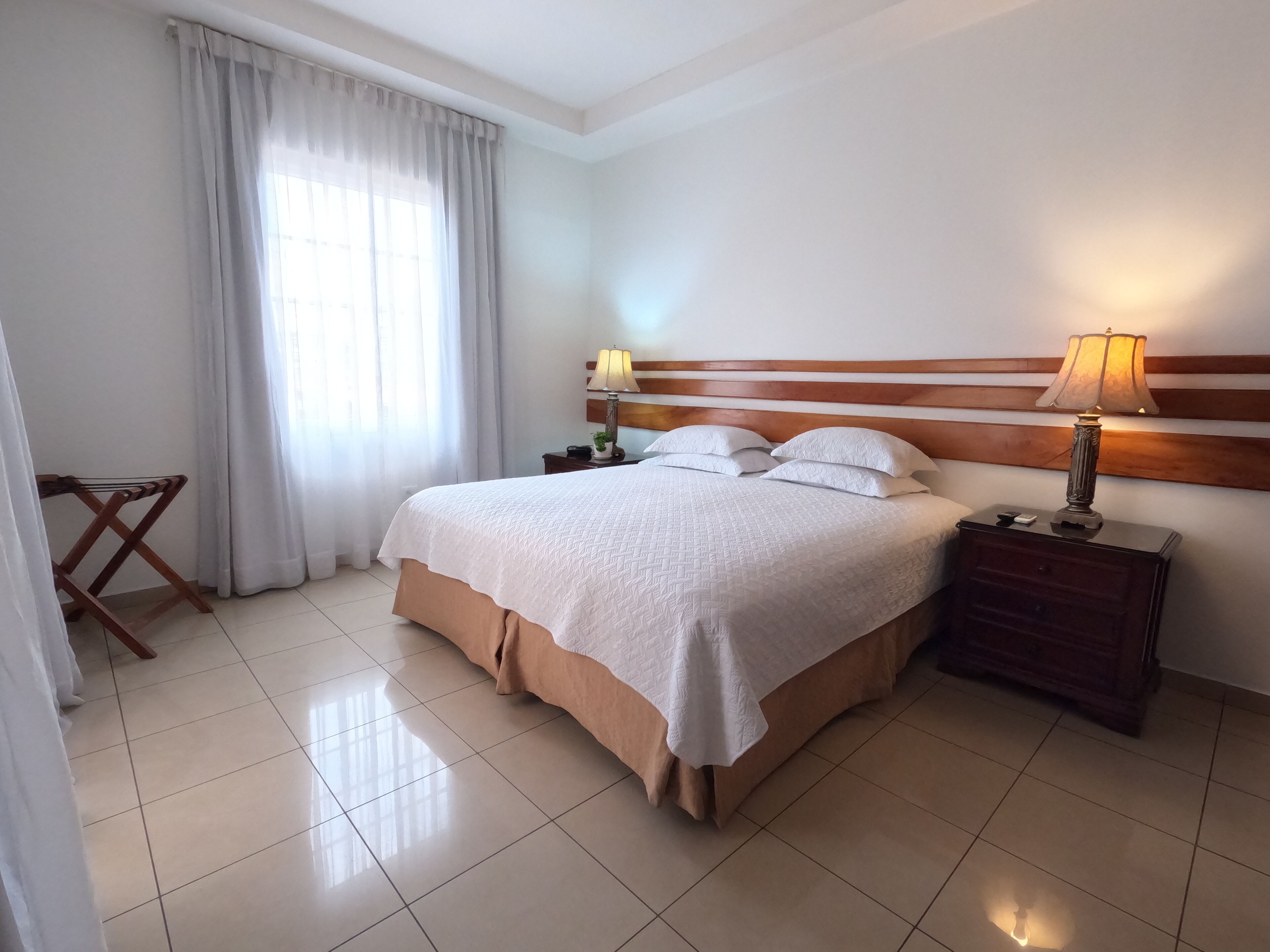 ألحفة محشوة بالريش وأسرّة تيمبور بديك وخزنة داخل الغرفة ومكتب