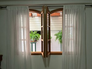 Habitación triple estándar | Edredón, camas Tempur-Pedic y caja de seguridad en la habitación 