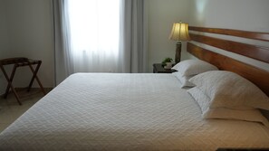 Down comforters, Tempur-Pedic beds, in-room safe, desk - Hotel Casa del Arbol (San Pedro Sula)