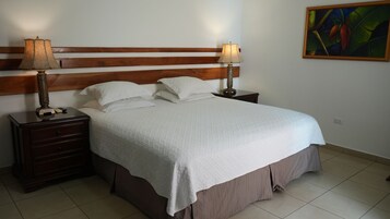Cubrecamas, colchones Tempur-Pedic y caja de seguridad en la habitación 