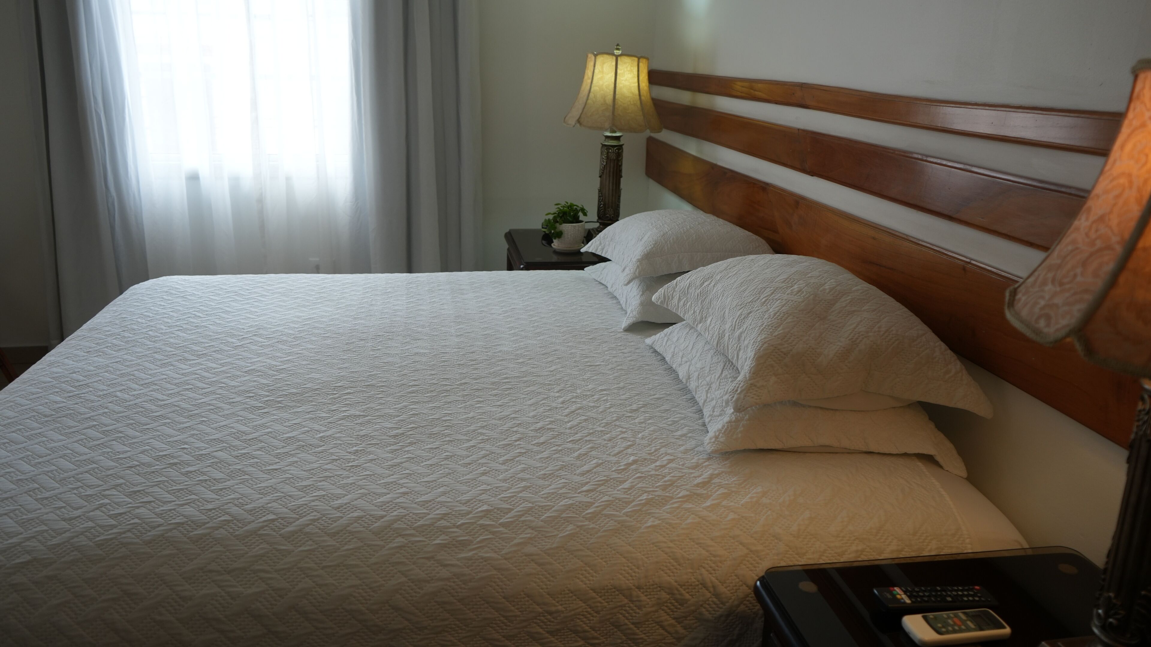 ห้องสแตนดาร์ด, เตียงคิงไซส์ 1 เตียง | ผ้านวมขนเป็ด, เตียง Tempur-Pedic, ตู้นิรภัยในห้องพัก, โต๊ะทำงาน