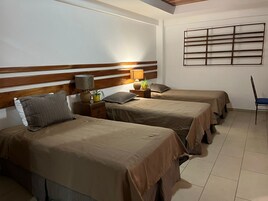 Cubrecamas, colchones Tempur-Pedic y caja de seguridad en la habitación 