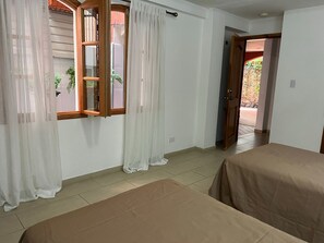 Habitación triple estándar | Edredones de plumas, colchones Tempur-Pedic, caja fuerte y escritorio