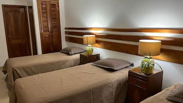 標準三人房 | 羽絨被、Tempur-Pedic 床墊、客房內保險箱、書桌