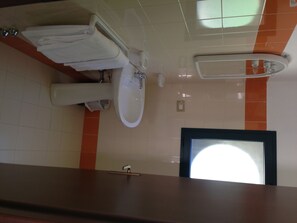 Dusche, kostenlose Toilettenartikel, Haartrockner, Handtücher