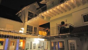 Fassade der Unterkunft – Abend/Nacht
