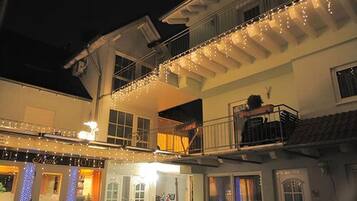 Fassade der Unterkunft – Abend/Nacht