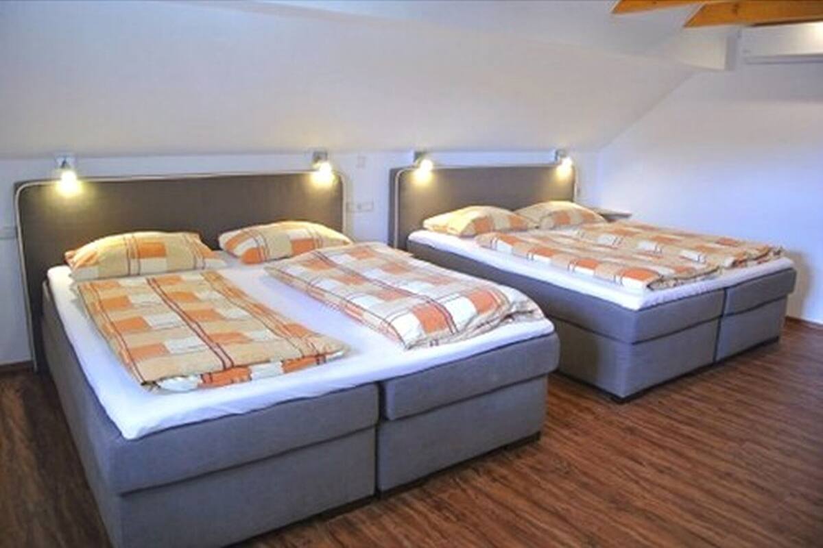 Family Room | In-room safe, desk, WiFi (free), bed sheets
