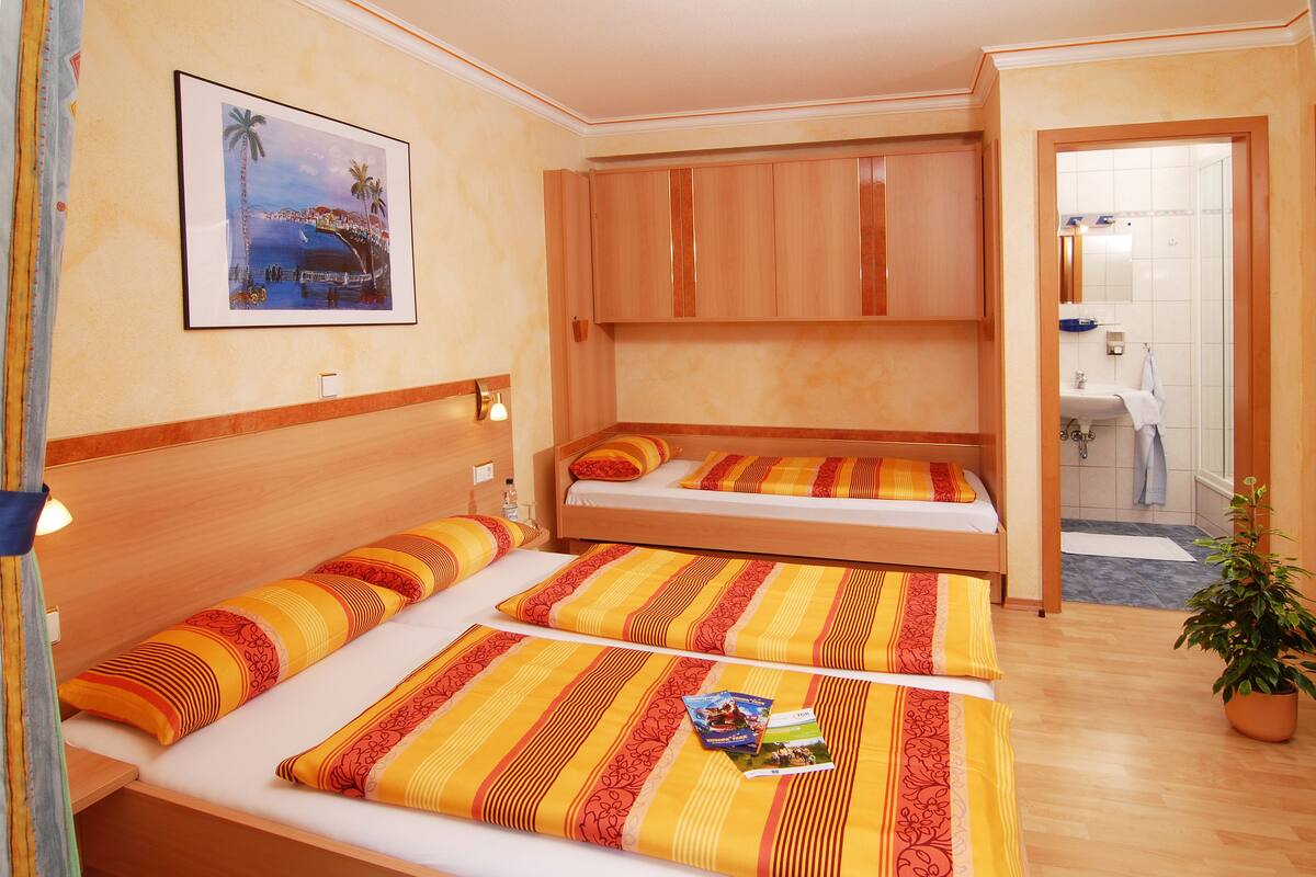 Triple Room | In-room safe, desk, WiFi (free), bed sheets