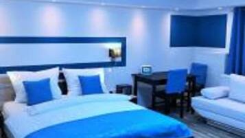 Zimmersafe, Schreibtisch, kostenloses WLAN, Bettwäsche