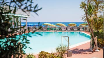 Piscine extérieure, chaises longues