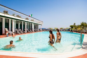 حمّام سباحة خارجي، مفتوح من 9:30 صباحا إلى 7 مساءً، مقاعد للتشمس