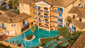 A resort with a central pool, multiple balconies, and a surrounding garden. - Quinta da Lagoa (Mira)