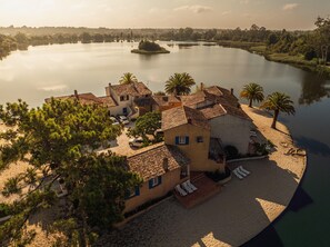 A coastal villa with a beach, a pool, and a view of the lake. - Quinta da Lagoa (Mira)