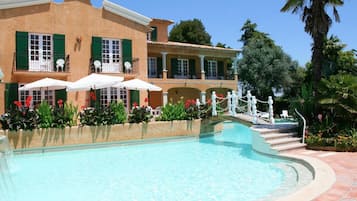 2 piscines extérieures