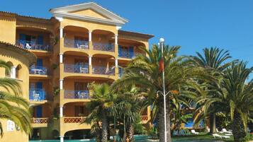 2 من حمّامات السباحة الخارجية