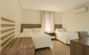 Habitación triple superior | Minibar, caja de seguridad en la habitación y insonorización 