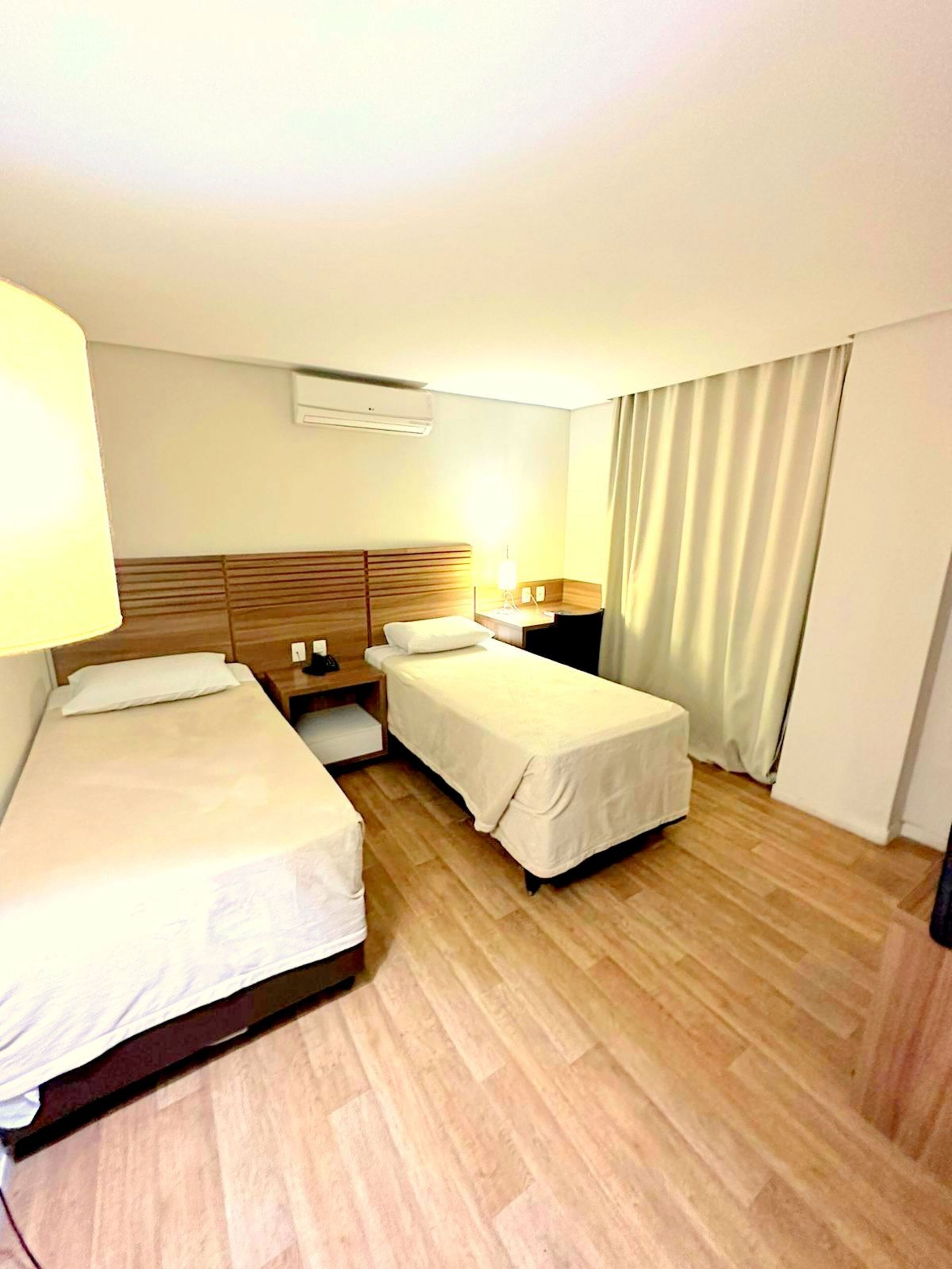Executivo Duas Camas Solteiro | Frigobar, cofres nos quartos, quartos à prova de som, Wi-Fi de cortesia