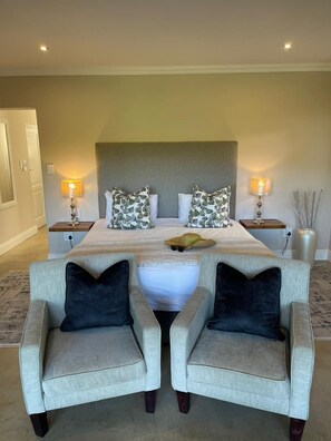 Minibar, coffres-forts dans les chambres, bureau