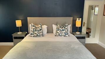 Habitación clásica | Minibar, caja de seguridad en la habitación y escritorio