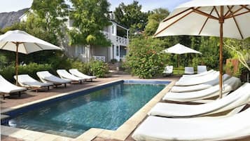 2 piscinas al aire libre, sillones reclinables de piscina