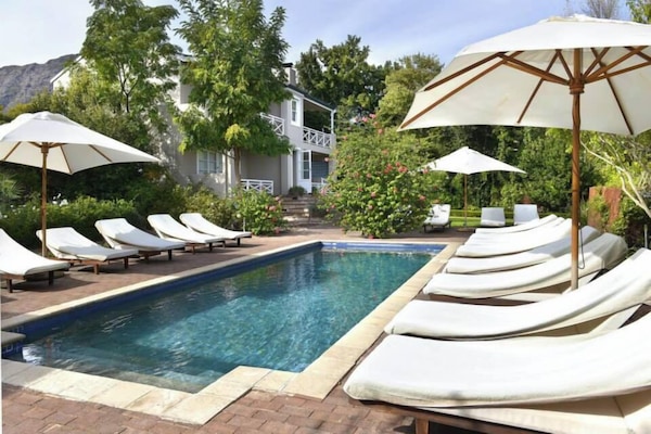 2 buitenzwembaden en ligstoelen