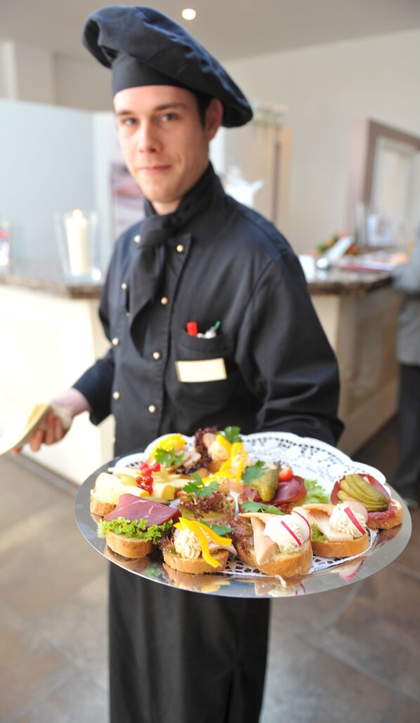 Frokost, lunsj og middag serveres, internasjonale retter, uteservering