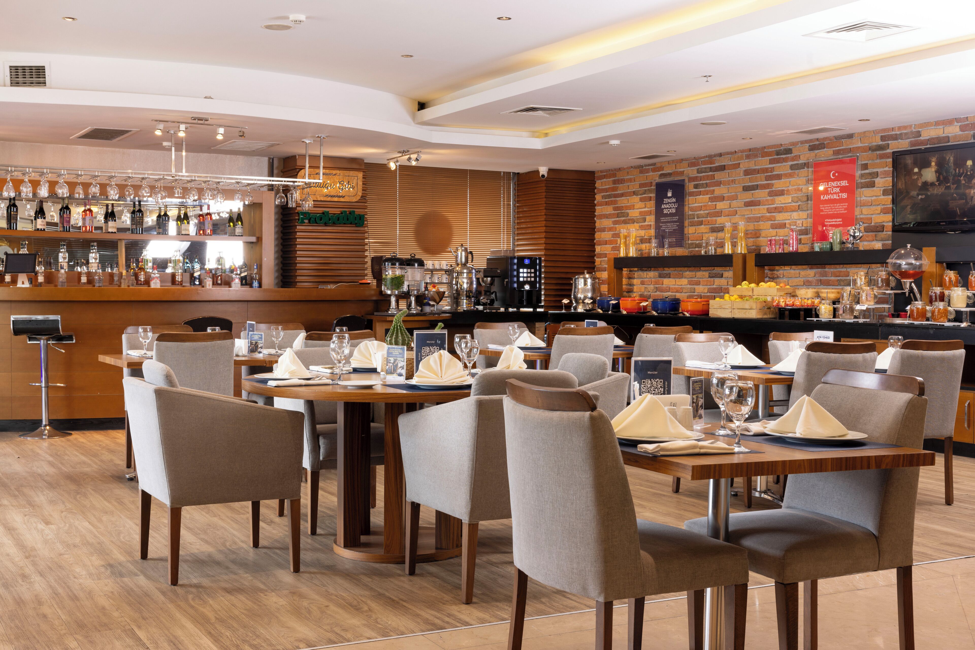 Frukost, lunch och middag serveras