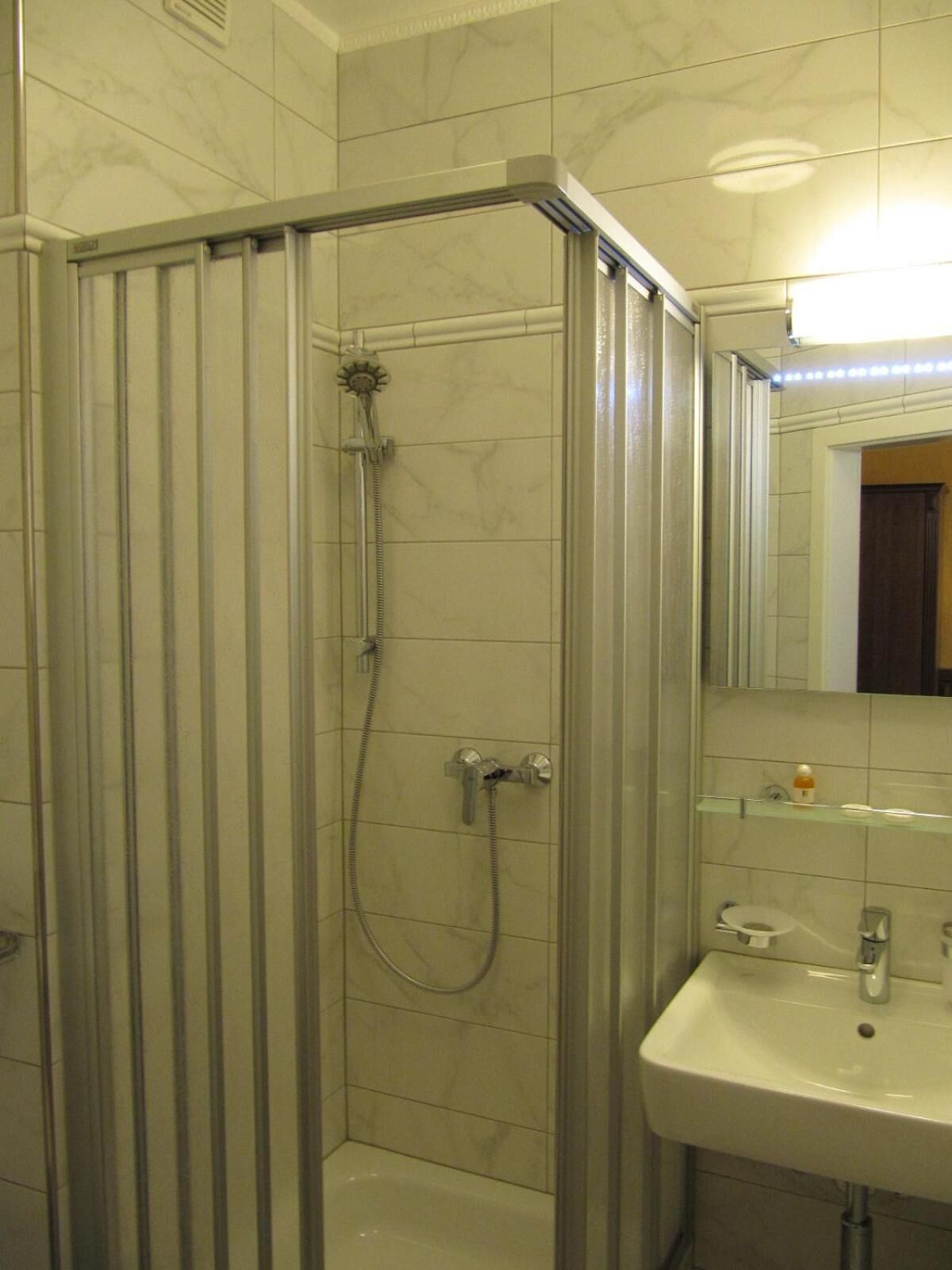 Dusche, Haartrockner, Handtücher