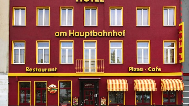 A red and yellow building with a sign reading "HOTEL am Hauptbahnhof". - Hotel am Hauptbahnhof (Schwerin)