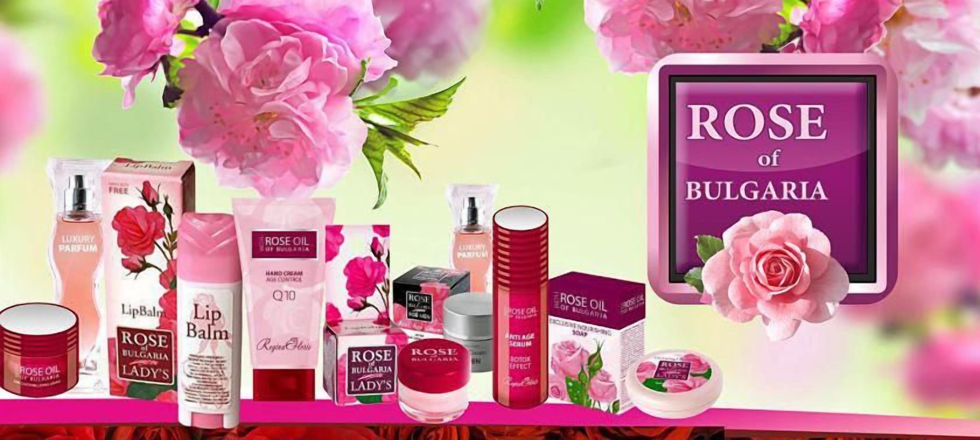 Eine Auswahl an Schönheitsprodukten mit Rosenmotiven, darunter Lippenbalsame, Öle und Seifen, wobei die Marke 'Rose of Bulgaria' besonders hervorgehoben wird.