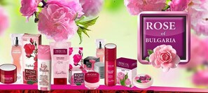 Variedad de productos de belleza con motivos de rosa, incluyendo bálsamos labiales, aceites y jabones, con un llamativo despliegue de la marca 'Rose of Bulgaria'.