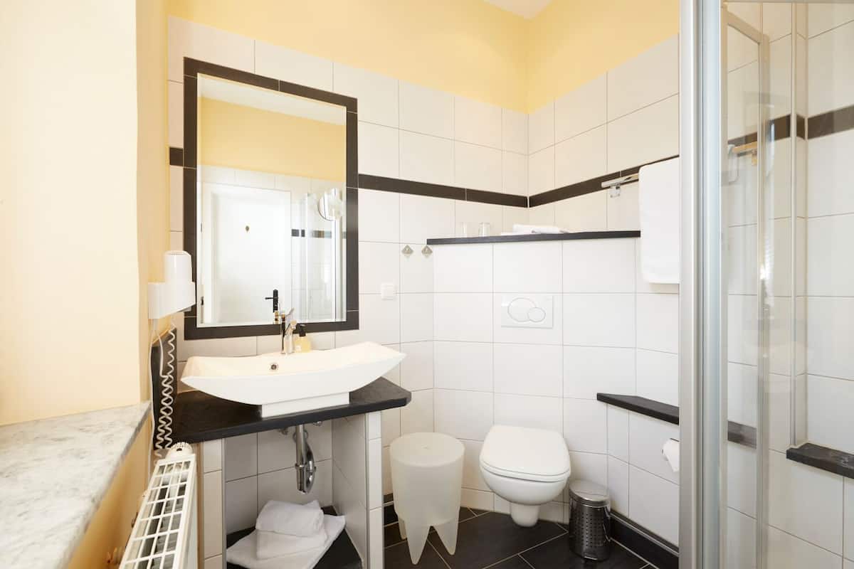 suite, ensuite | bathroom