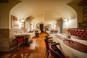 Breakfast, lunch and dinner served