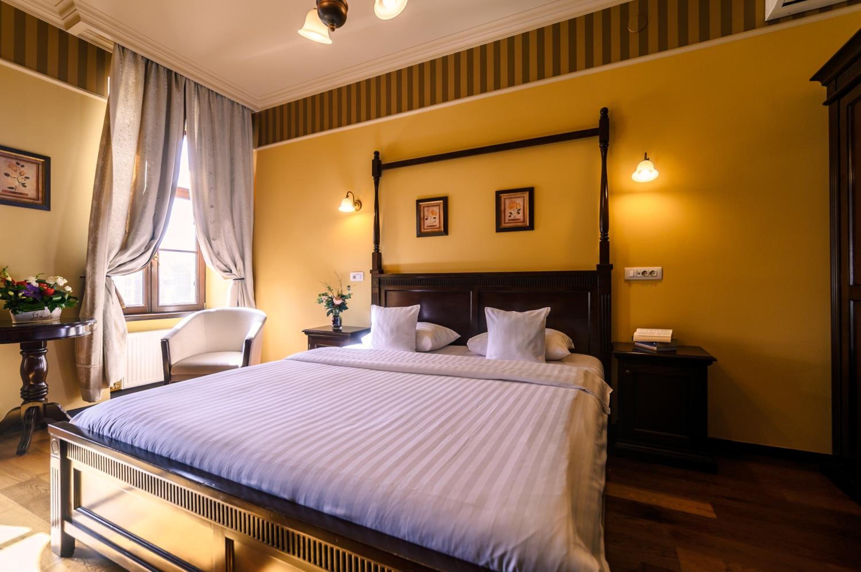 Literie de qualité supérieure, matelas mémoire de forme, minibar