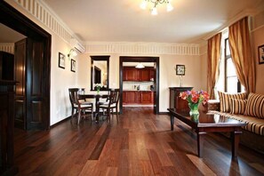 Ylelliset vuodevaatteet, memory foam -patjalliset sängyt, minibaari