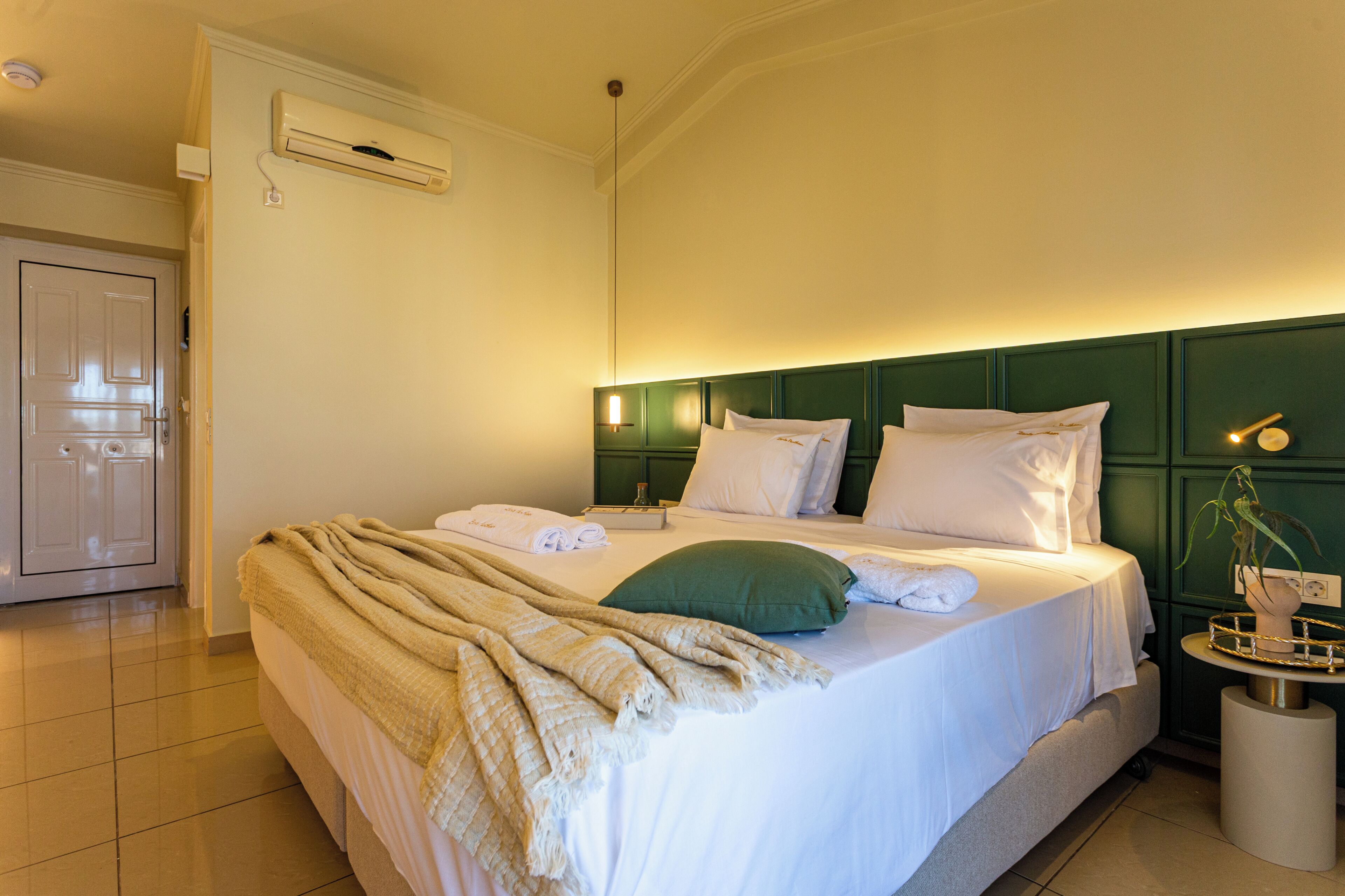 Deluxe Double Garden Room | 메모리폼 침대, 미니바, 객실 내 금고, 각각 다른 스타일의 인테리어