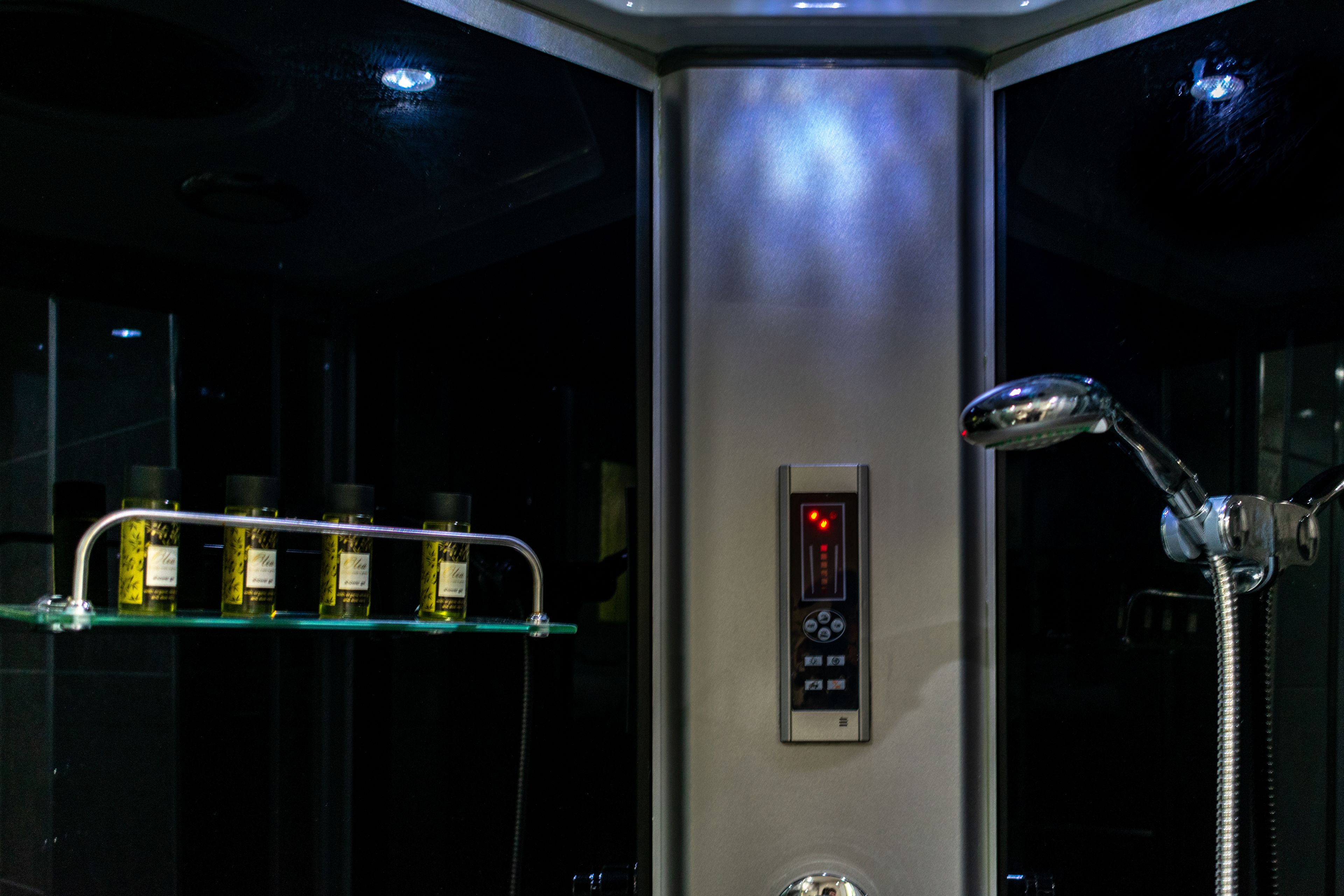 deluxe junior suite with jacuzzi | bathroom | free toiletries, hair dryer, towels