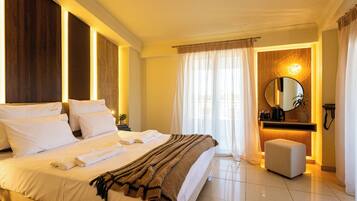 Junior Suite -Outdoor Jacuzzi | Materassi in memory foam, minibar, una cassaforte in camera